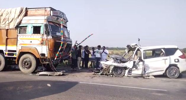 vaishali me dardnak sadak hadsa truck ne kaar me maari jordar takkar 