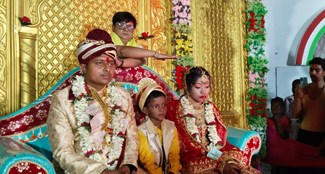 A virgin girl became the father of a poor daughter and performed kanyadan in marriage.