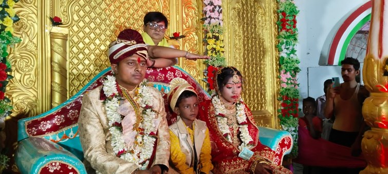 A virgin girl became the father of a poor daughter and performed kanyadan in marriage.