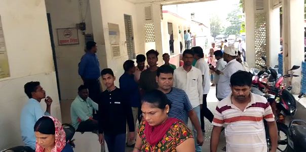 sadak hadse ka shikar hua purniya me bijli vibhag ke karmchari ka poora pariwar 