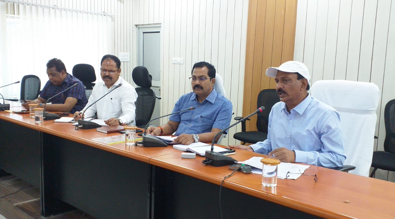 DM reviewed various ongoing schemes in the district, action will be taken against negligence, laxity and laxity