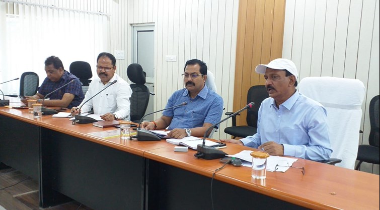 DM reviewed various ongoing schemes in the district, action will be taken against negligence, laxity and laxity