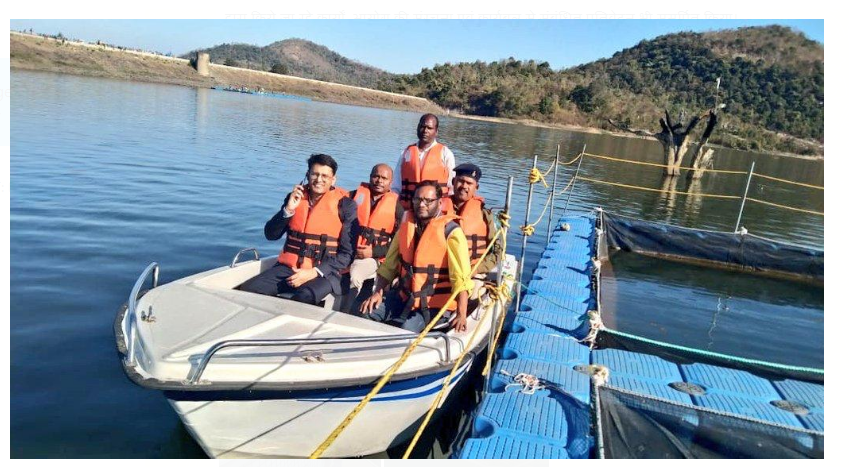 machhalipalan kar log ban rahe swavlambi 