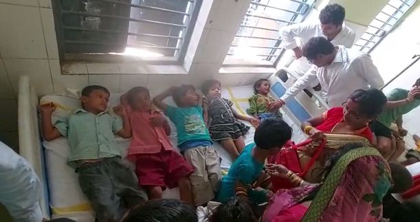 chapra mid day meal me gadbadi, 40 bachchon ki bigdi tabiyat 