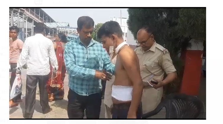 dhanbad station per yatri per dhardar hathiyaar se hamala 