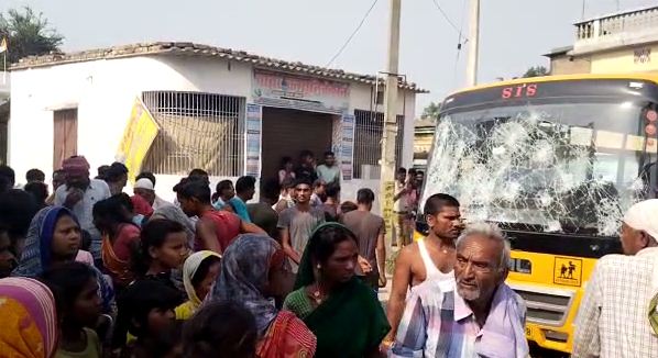 school bus ne vaishali me masoom ko raund dala macha kohram 