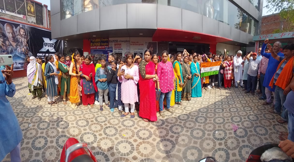 BJP MLC Sunil Chowdhary screened Kerala Story film in Darbhanga, girl students took oath