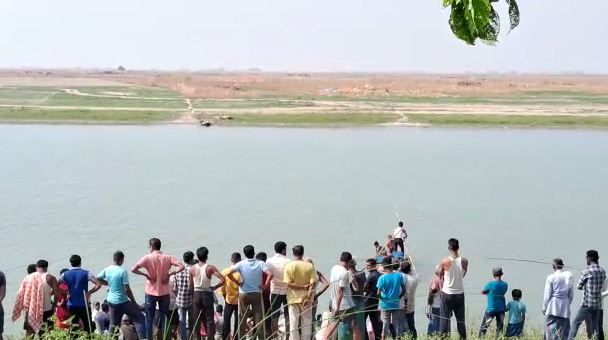 bhagalpur me dengi paltne se bada hadsa 10 log ganga me dube 