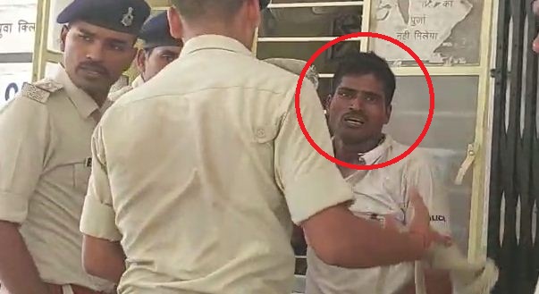 police wala hamko fansi de dega, police jawan ne khoya mansik santulan 