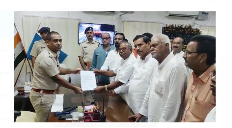 sarvadaliye pratinidhimandal ne sp ko saupa mang patra 