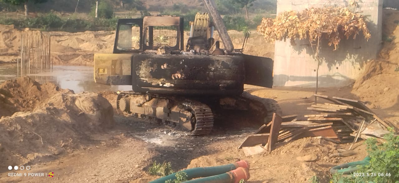 Raid on the construction site, set 1 poklen and 4 tractors on fire