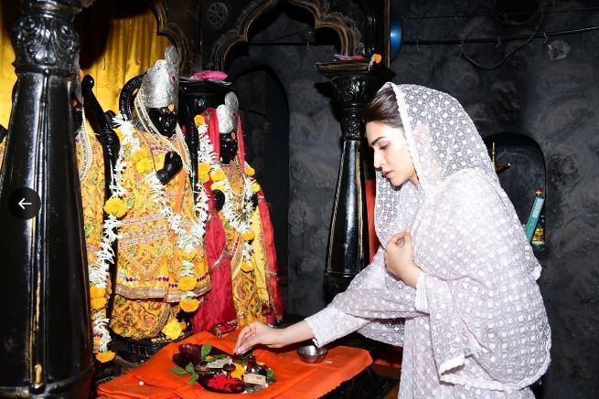 mata seeta ke mandir me puja karti dikhi kriti sanon 