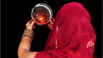 married-women-will-observe-karva-chauth-fast-for-the-long-life-of-their-husband-do-not-know-when-the-moon-will-be-seen