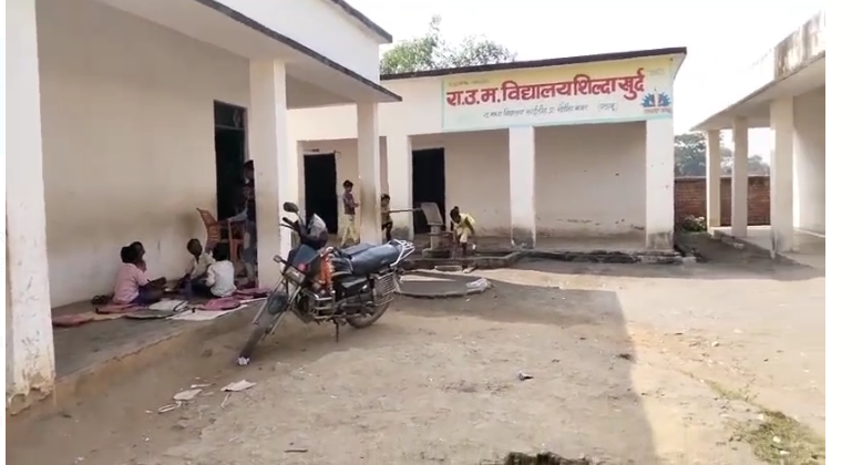 palamu mai school mai mid day meal mai mila kira 