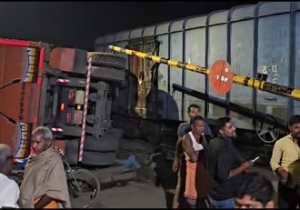 Heavy collision between truck and train, villagers ran away