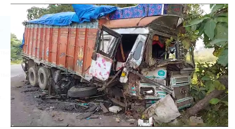 jamshedpur mai trailer aur truck mai bhishan takkar 