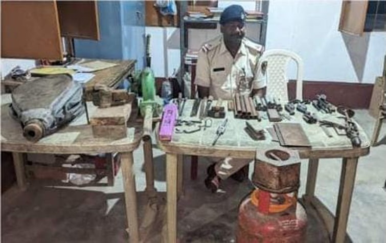 Nawada police reached on information of liquor and found mini gun factory