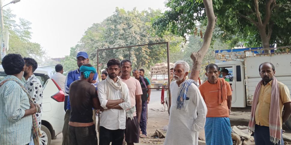 pregnent mahila ki maut par nalanda me bawal, parijnon ne khoob kiya hungama 