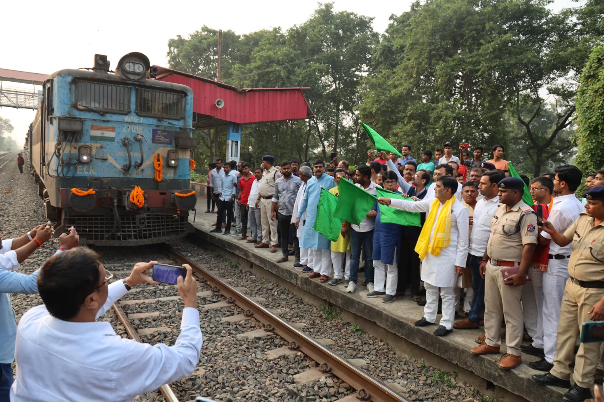 patna bhabhua intercity express ko mila new stopej, ramkripal yadav ne sadisopur station se gadi ko kiya ravana