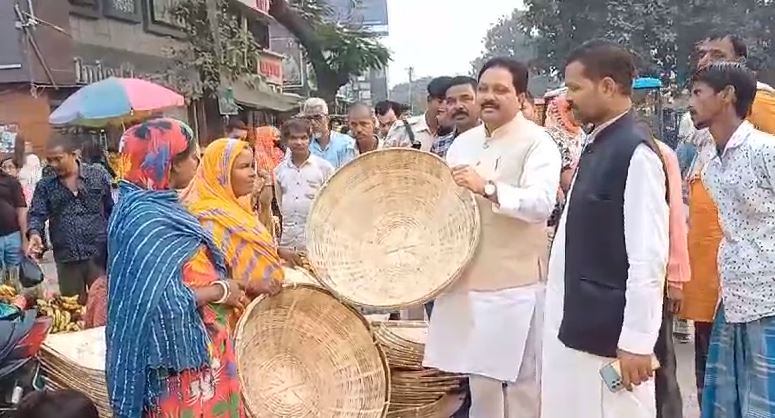 pm modi ke sansad khas se bane aam, araria bajar se khub khareeda sajo saman 