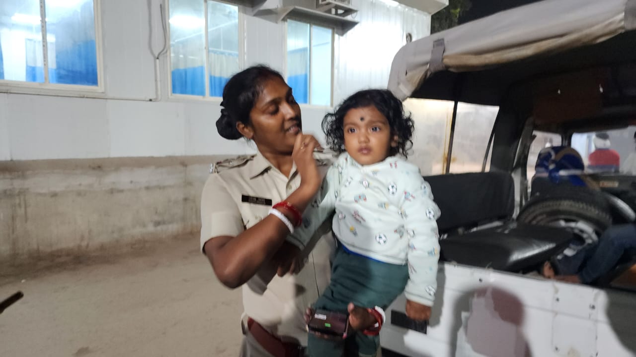 Female police officer is being praised for playing the role of inspector and mother simultaneously.