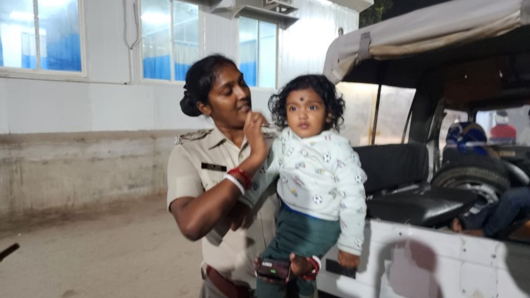 Female police officer is being praised for playing the role of inspector and mother simultaneously.