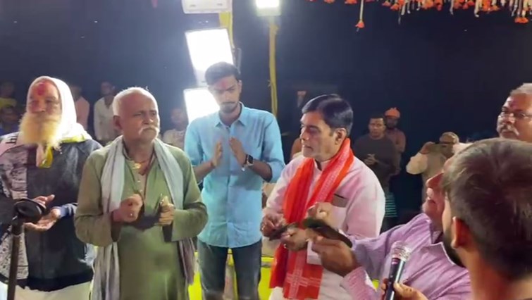  BJP MP Ramkripal Yadav seen in a different style in Rajpur, Danapur, enthralled people with devotional songs.