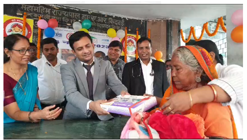 dc ne bal diwas per bebi care kit kiya vitrit  