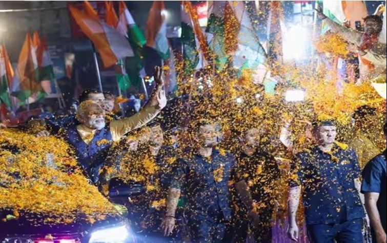 PM Modi on 2-day Jharkhand tour, road show for 10 kilometers late night, grand welcome with shower of flowers