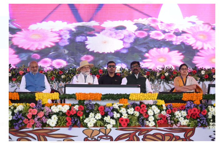 pradhanmantri ne desh ko di 50 hazar karor ki saugaat 