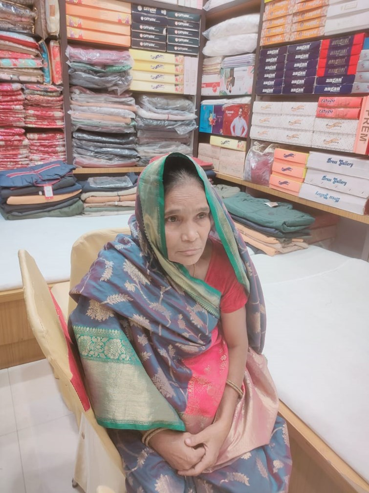 Women who came to buy Chhath saree started stealing, incident captured in CCTV