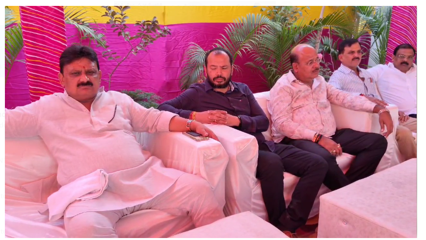 garhwa mai mantri mithilesh thakur ke ghar bhi ho rahi chhath 