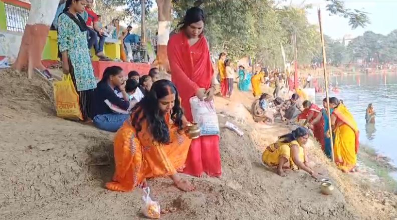 kaimur me kinnar samaj ne bhi kiya chath, rakhengi nirjla vrat 