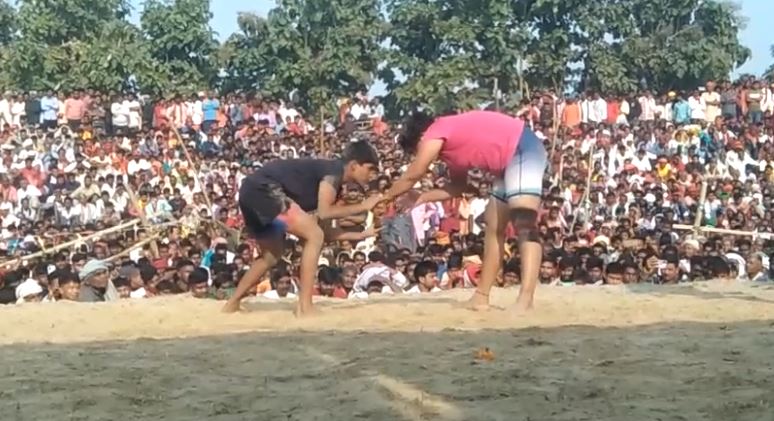 bagaha me kushti ke dauraan bhagdad, aadhar darjan log ghayal 