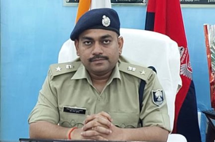 Vaishali SP suspended the policeman who assaulted a car rider after drinking alcohol