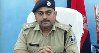 Vaishali SP suspended the policeman who assaulted a car rider after drinking alcohol