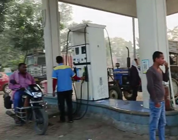 bihar vishali hajipur Masked criminals looted petrol pump, police raided on the basis of CCTV