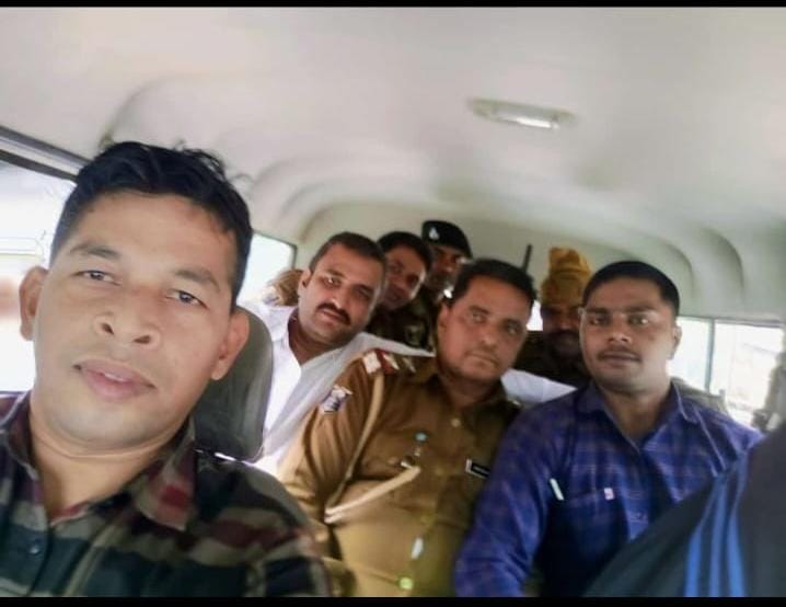 ghus lete huye daroga ko nigrani ne dabocha, case manage karne ke badle mang rha tha paise