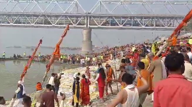 begusarai ke simriya dham me mahakumbh ke antim shahi snan me jute sadhu sant aur kinnar 