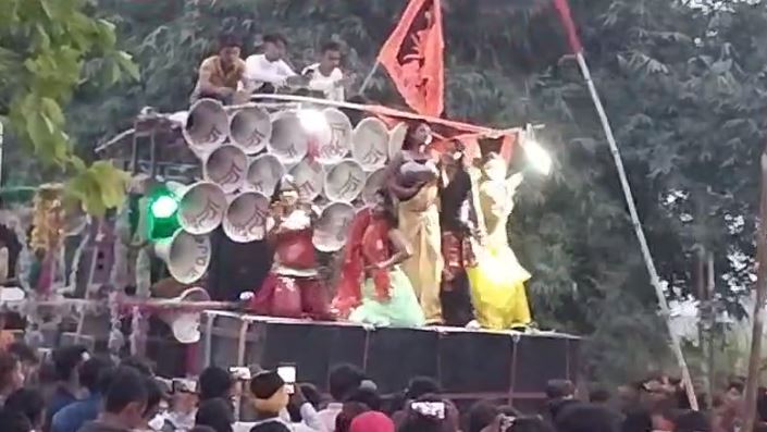 farmaishi gane par bawal, thanedar ne yuwko par tana pistal, kaha thonk ke cheda kar denge 