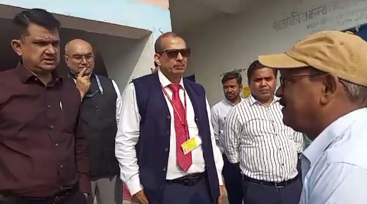 rohtas ke kai schoolo ka kk pathak ne kiya nirikshan, shikshakon me macha hadkamp 