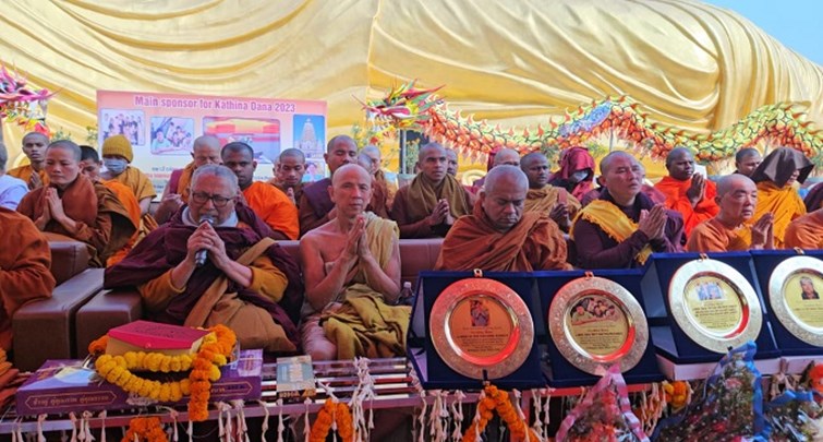  Buddhist monks performed special worship for world peace
