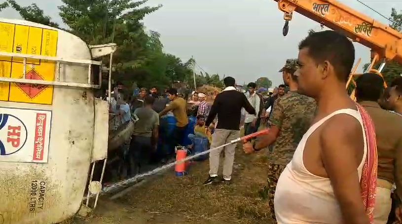 khagadia me nh par diesel se bhari tankar ne mari palti, tel lootne ki machi hod 