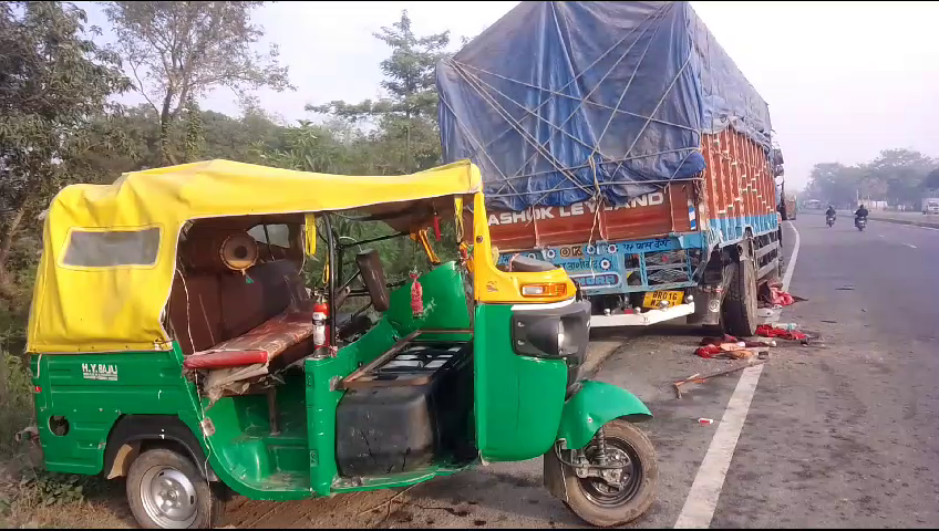 Auto loaded with passengers collides with truck, 3 die on the spot