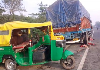 Auto loaded with passengers collides with truck, 3 die on the spot