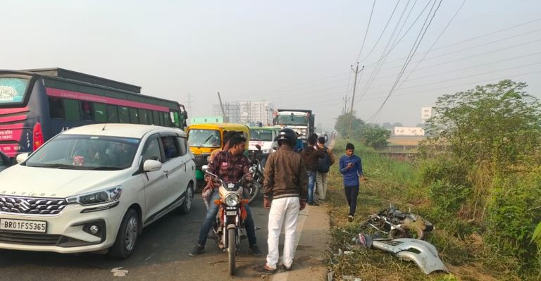 neura me kar ne mari bike sawar ko takkar, 2 doston ki dardnak maut, ilaake me kohram 