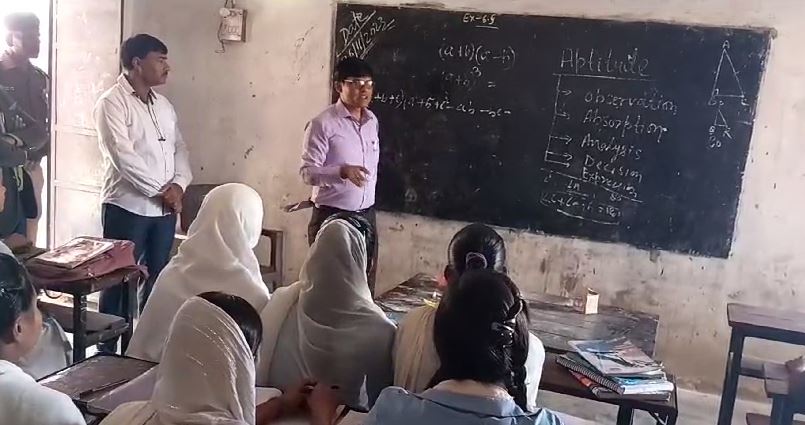 narkatiyaganj ke sdo sahab ban gye guruji, bachchon ko lage math ka formula samjhane 