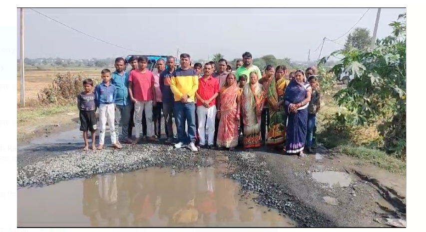  mukhiya ne jarjar sadak ke khilaf kiya pradarshan 