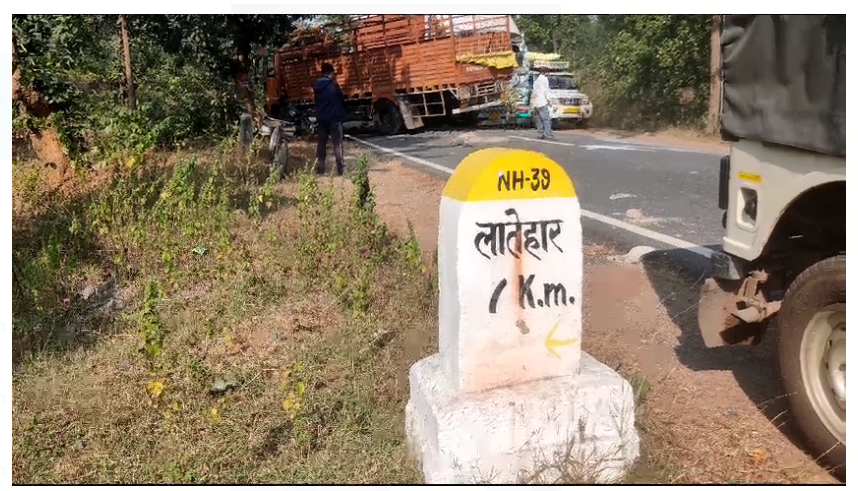 awaidh maweshi lada wahan ne khadi truck mai maari takkar 