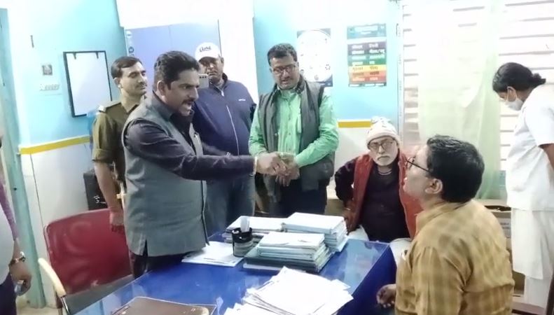 begusarai ke jdu vidhayak sadar hospital ke doctor par bhadke, kaha yahin kar dein ilaaj tumhara 